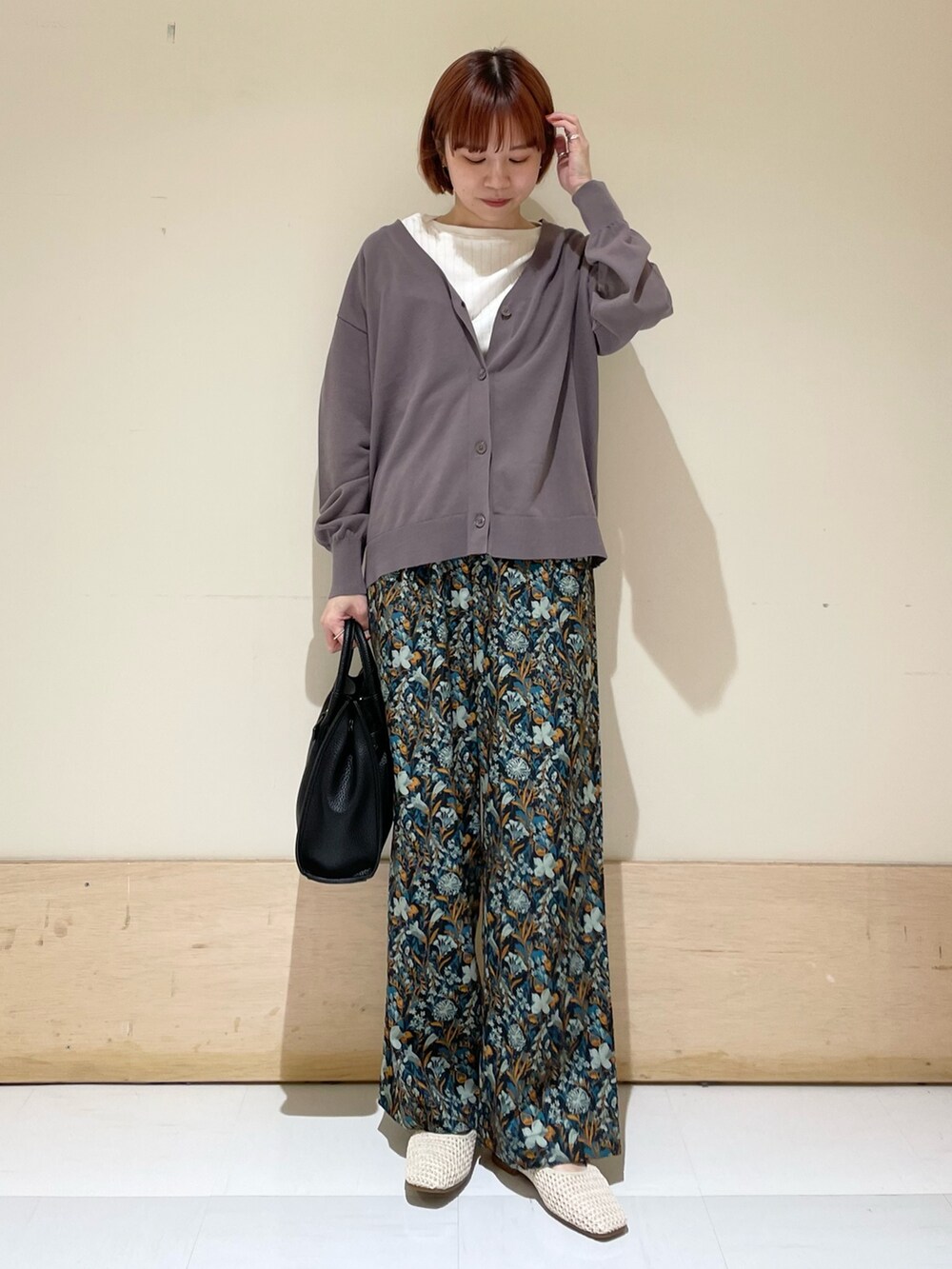 ホワイト系のTシャツ/カットソー、ブルー系のその他パンツ、ブラック系のトートバッグを着用したレディースの春コーディネートの4枚目の写真