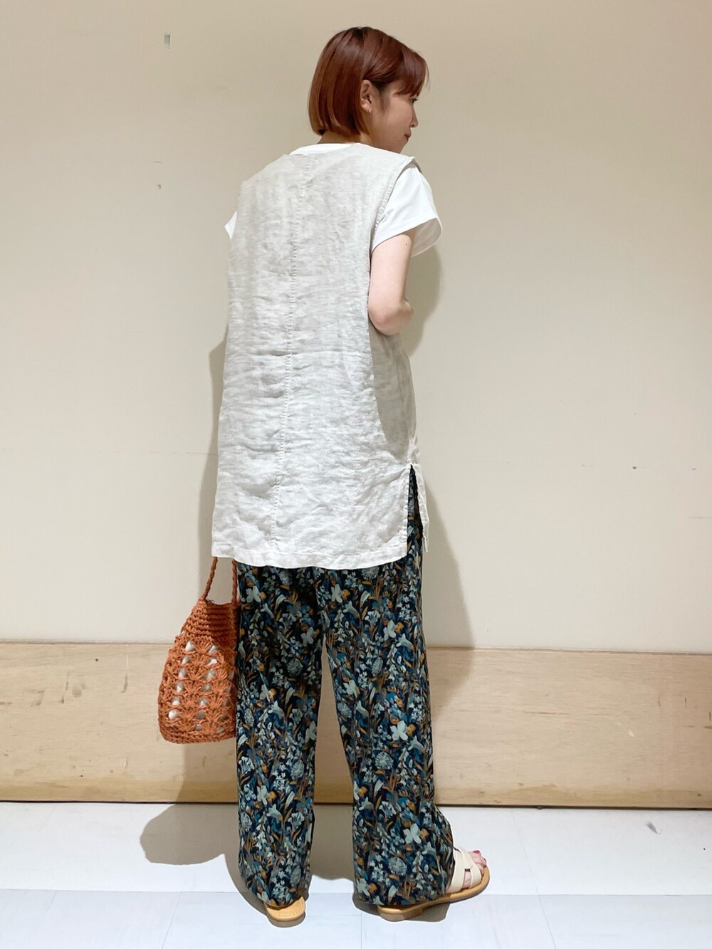 ブルー系のその他パンツ、ブラウン系のかごバッグ、ホワイト系のTシャツ/カットソーを着用したレディースの春コーディネートの7枚目の写真