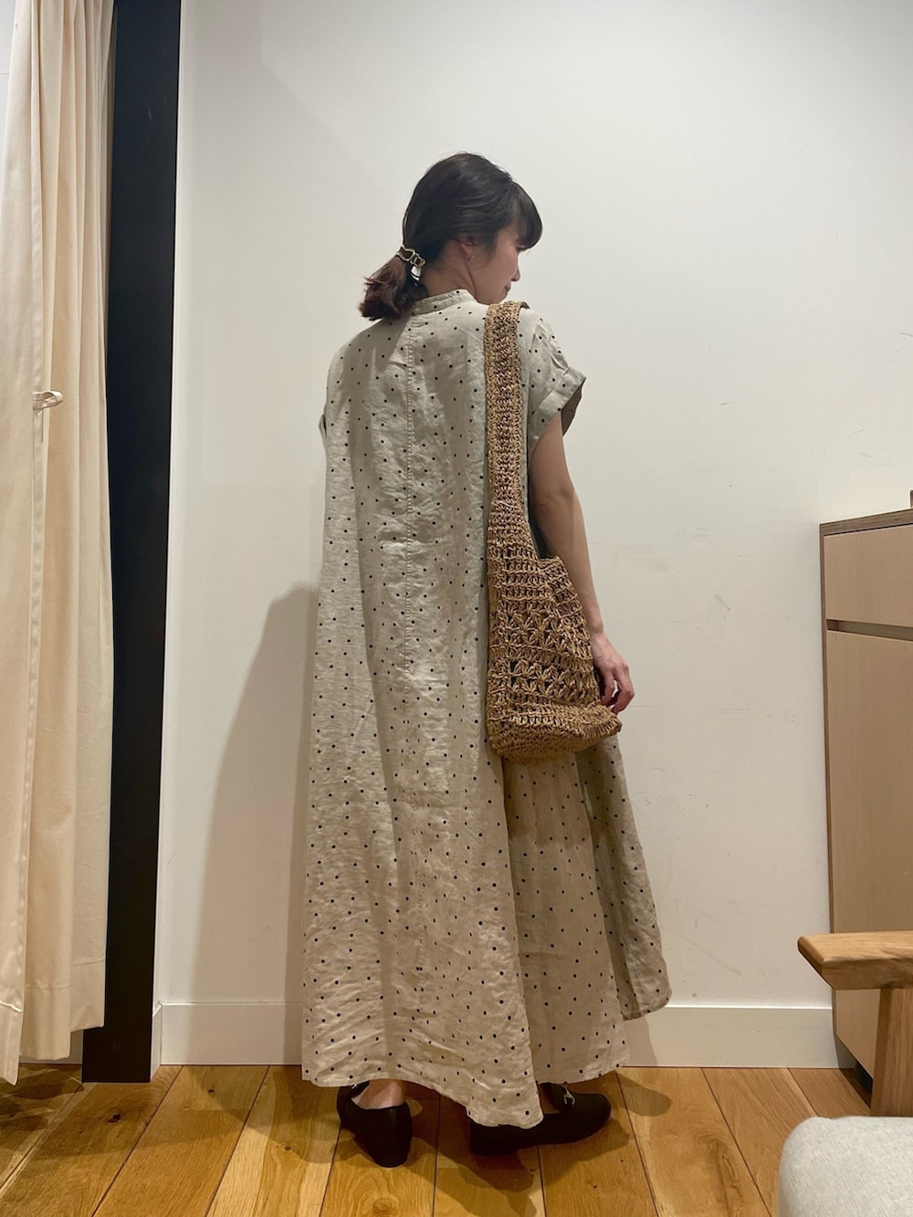 「URBAN RESEARCH DOORS、URBAN RESEARCH DOORS WOMENS、アーバンリサーチドアーズ、リネン、リネンワンピース、ドット、ドットワンピ、楽ちん、リラックススタイル、お出かけコーデ、休日スタイル、デートコーデ、大人カジュアル、低身長コーデ、骨格ストレート」｜「URBAN RESEARCH DOORSのリネンドットフレアワンピース（ワンピース、ベージュ系）」を使った、ホンダ マユさん（レディース・152cm）の春コーディネートの7枚目の写真