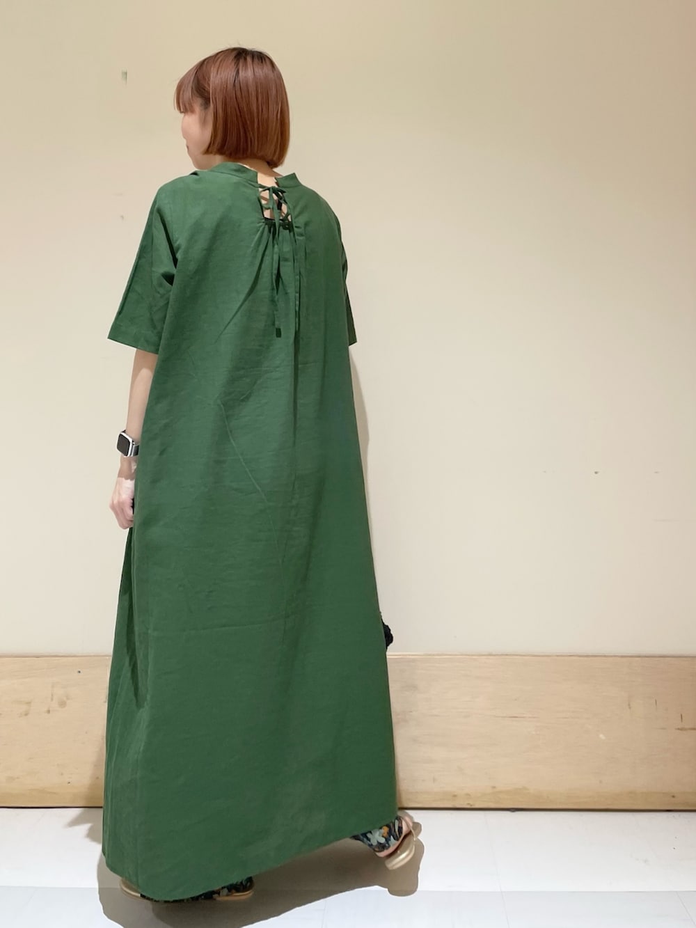 グリーン系のワンピース、ブルー系のその他パンツ、ゴールド系のサンダルを着用したレディースの春コーディネートの5枚目の写真
