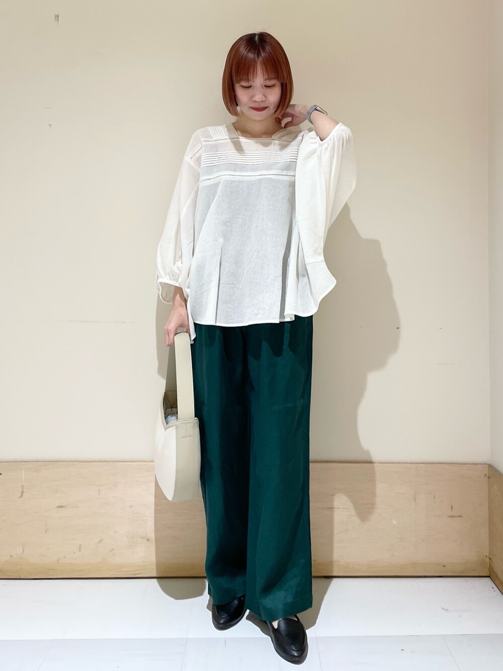 「URBAN RESEARCH DOORS、URBAN RESEARCH DOORS WOMENS、アーバンリサーチドアーズ、レース、レースブラウス、リネンパンツ、イージーパンツ、休日スタイル、リラックススタイル、シンプルコーデ、ビッグシルエット、低身長、低身長コーデ、カジュアルコーデ、お出かけコーデ」｜「URBAN RESEARCH DOORSのリネンツイルイージーパンツ（その他パンツ、グリーン系）」を使った、ホンダ マユさん（レディース・152cm）の春コーディネートの3枚目の写真