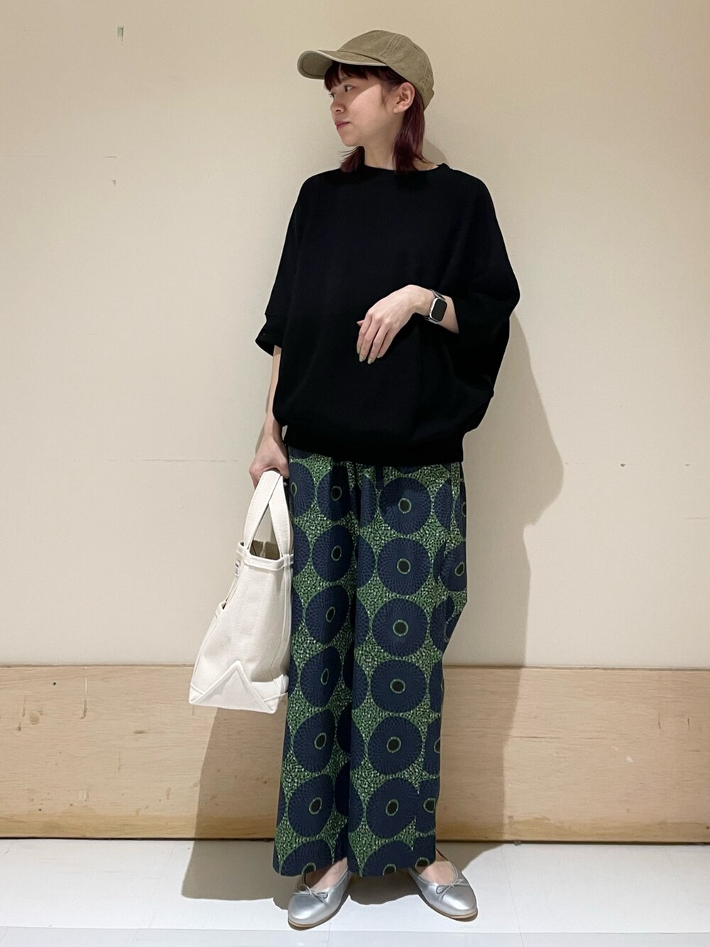 「URBAN RESEARCH DOORS、URBAN RESEARCH DOORS WOMENS、アーバンリサーチドアーズ、leglazik、柄パンツ、バレエシューズ、orcival、春コーデ、大人カジュアル、カジュアルコーデ、春服コーデ、低身長、低身長コーデ、おでかけコーデ、休日スタイル」|「URBAN RESEARCH DOORSの『WEB/一部店舗限定カラー』タックフライスワイドTシャツ(Tシャツ/カットソー、ブラック系)」を使った、ホンダ マユさん(レディース・152cm)の春コーディネートの2枚目の写真