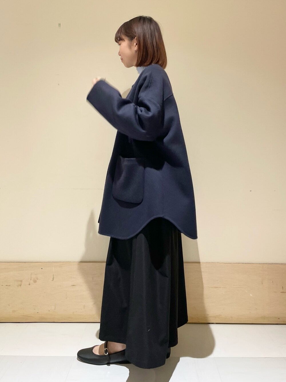 「URBAN RESEARCH DOORS、URBAN RESEARCH DOORS WOMENS、アーバンリサーチドアーズ、ノーカラーコート、ミドルコート、ブルー、カラーニット、休日スタイル、お出かけコーデ、きれいめカジュアル、マイベストコーデ2023、ロングスカート、骨格ストレート、シンプルスタイル、低身長」|「FORK&SPOONのFORK&SPOON ウールアセテートタートルネックニット(ニット/セーター、ブルー系)」を使った、ホンダ マユさん(レディース・152cm)の冬コーディネートの6枚目の写真