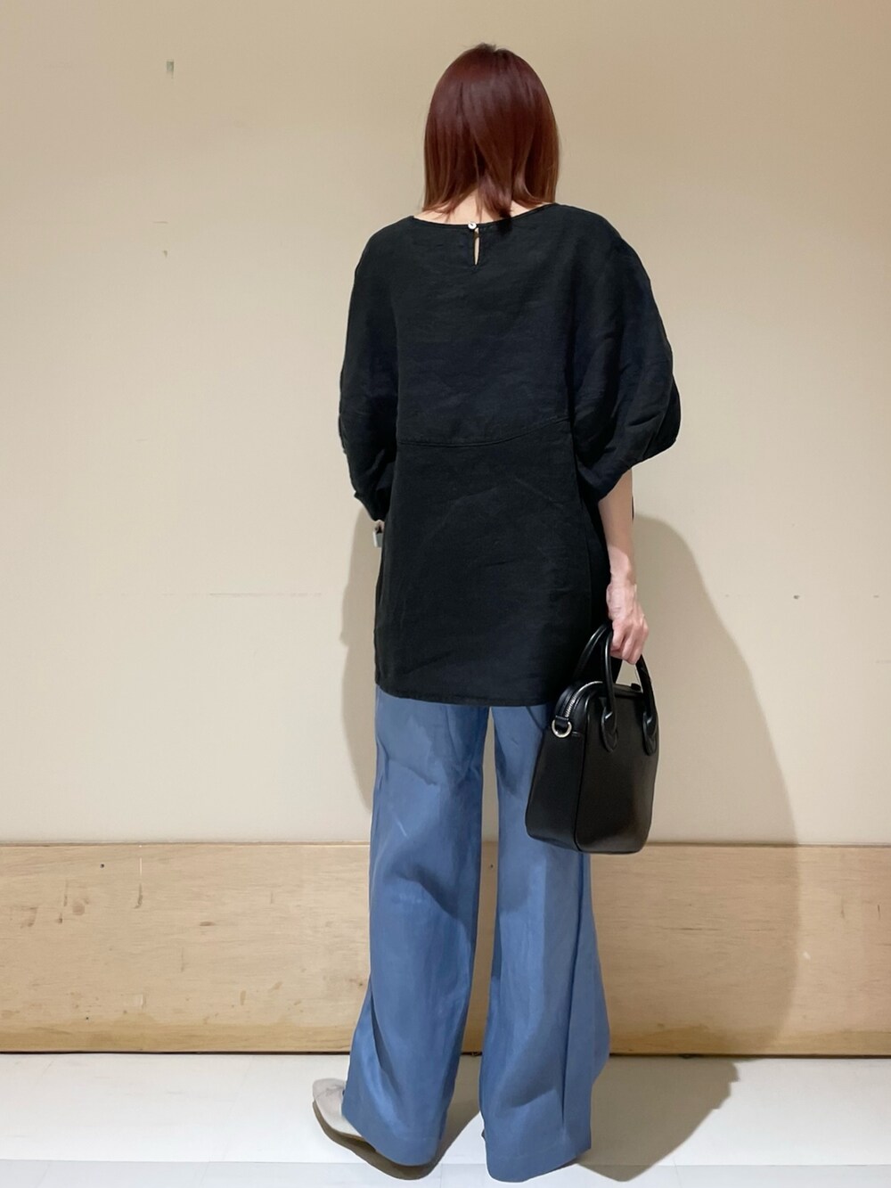 ブルー系のその他パンツ、ブラック系のシャツ/ブラウス、シルバー系のバレエシューズを着用したレディースの春コーディネートの7枚目の写真