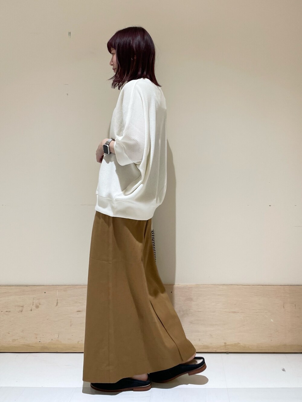「URBAN RESEARCH DOORS、URBAN RESEARCH DOORS WOMENS、アーバンリサーチドアーズ、グルカスカート、タイトスカート、へリンボーン、ベージュ、ベージュコーデ、モカシン、休日スタイル、春コーデ、大人カジュアル、お出かけコーデ、低身長、低身長コーデ」｜「beejの『別注』beej×DOORS　チューブショルダーバッグ（ショルダーバッグ、ブラック系）」を使った、ホンダ マユさん（レディース・152cm）の春コーディネートの4枚目の写真