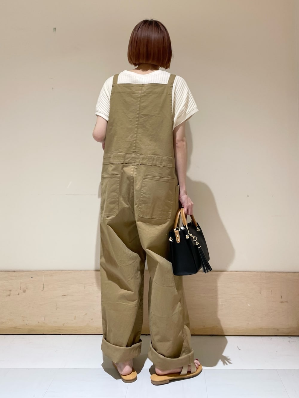 「URBAN RESEARCH DOORS、URBAN RESEARCH DOORS WOMENS、アーバンリサーチドアーズ、EKAL、サロペット、カジュアルコーデ、アウトドアスタイル、お出かけコーデ日記、春夏コーデ、初夏コーデ、休日スタイル、低身長、低身長コーデ、骨格ウェーブ、大人カジュアル」｜「EKALのエンジョイポケットサロペット（サロペット/オーバーオール、ベージュ系）」を使った、ホンダ マユさん（レディース・152cm）の春コーディネートの5枚目の写真