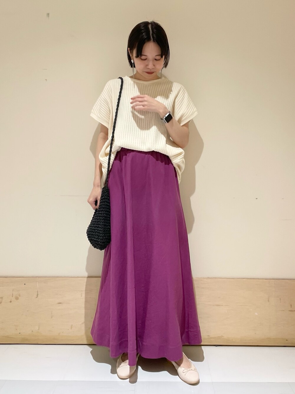 ブラック系のショルダーバッグ、ピンク系のバレエシューズ、ホワイト系のニット/セーターを着用したレディースの夏コーディネートの2枚目の写真