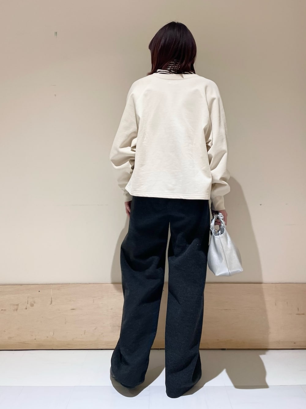 グレー系のその他パンツ、ホワイト系のニット/セーター、ホワイト系のカーディガン/ボレロを着用したレディースの冬コーディネートの6枚目の写真