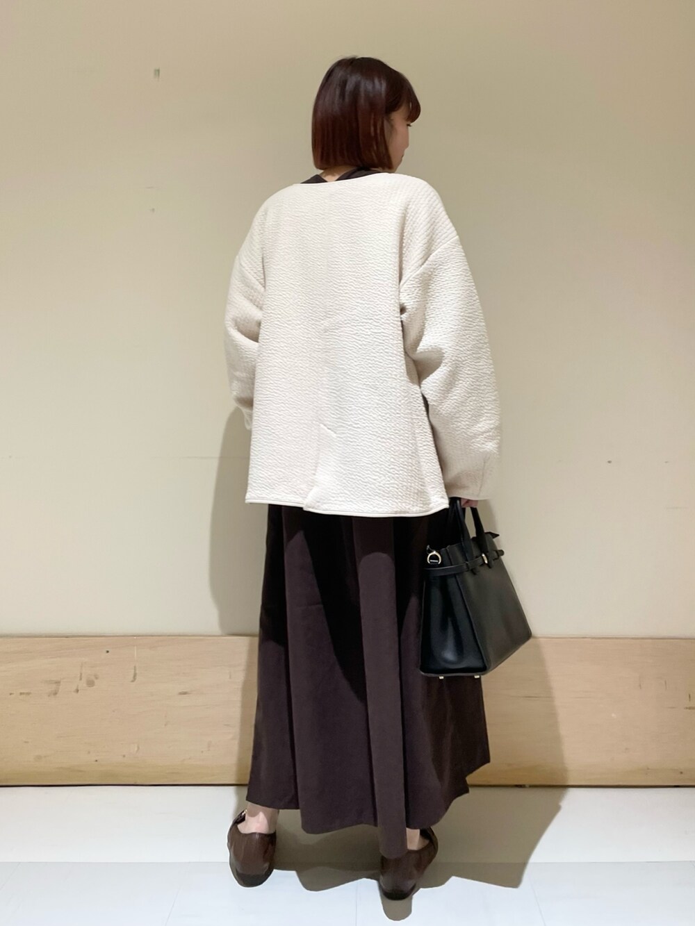 「URBAN RESEARCH DOORS WOMENS、URBAN RESEARCH DOORS、アーバンリサーチドアーズ、アウター、秋アウター、キルトジャケット、ワンピース、ギャザーワンピース、ローファー、ビッグシルエット、お出かけコーデ、ファッションを楽しもう、きれいめカジュアル、冬コーデ、大人カジュアル」｜「URBAN RESEARCH DOORSのVネックギャザーワンピース（ワンピース、ブラウン系）」を使った、ホンダ マユさん（レディース・152cm）の秋コーディネートの6枚目の写真