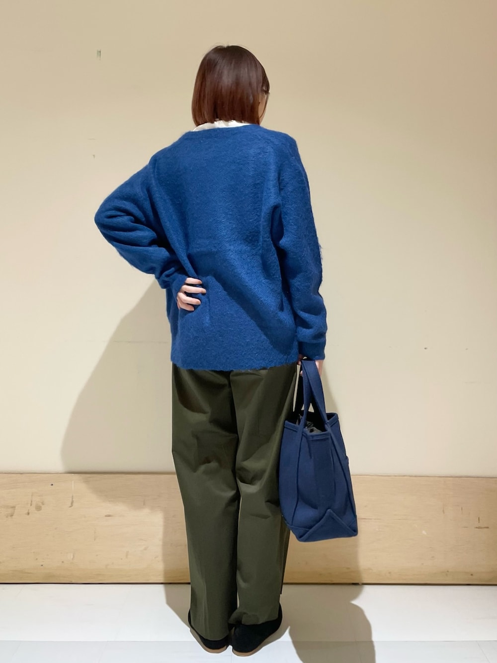 「URBAN RESEARCH DOORS、URBAN RESEARCH DOORS WOMENS、アーバンリサーチドアーズ、カーディガン、ブルー、モヘアニット、モヘアカーディガン、カーキパンツ、お出かけコーデ、きれいめカジュアル、タートルネック、秋冬コーデ、シンプルコーデ、休日スタイル、低身長」|「URBAN RESEARCH DOORSの『UR TECH』テレコタートルネックTシャツ(Tシャツ/カットソー、ホワイト系)」を使った、ホンダ マユさん(レディース・152cm)の秋コーディネートの5枚目の写真