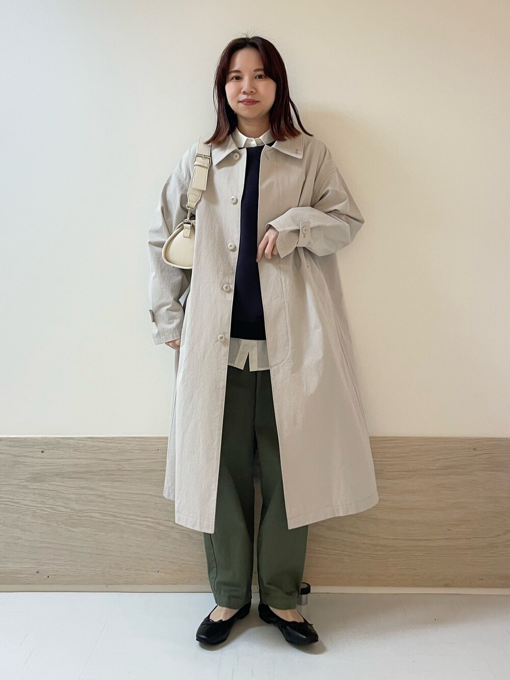 「URBAN RESEARCH DOORS、URBAN RESEARCH DOORS WOMENS、アーバンリサーチドアーズ、春アウター、ロングコート、大人カジュアル、春コーデ、春のおしゃ見えテクニック、デートコーデ、春服みてみて、レイヤードスタイル、お出かけコーデ、シンプルコーデ、低身長、骨格ストレート」｜「URBAN RESEARCH DOORSの2ストラップショルダーバッグ（ショルダーバッグ、ホワイト系）」を使った、ホンダ マユさん（レディース・152cm）の春コーディネートの2枚目の写真