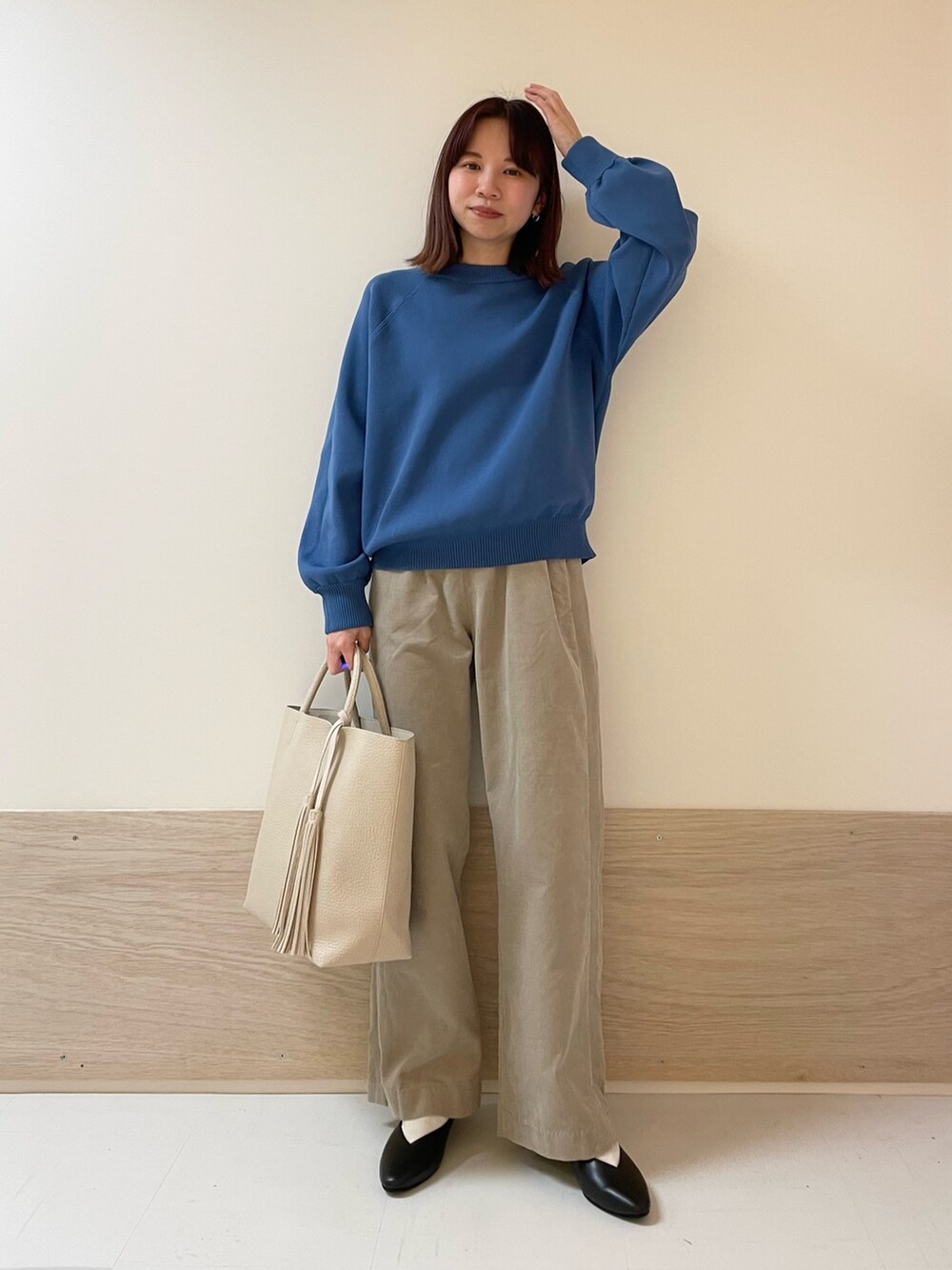 ブルー系のニット/セーター、ベージュ系のその他パンツ、ブラック系のパンプスを着用したレディースの冬コーディネートの3枚目の写真