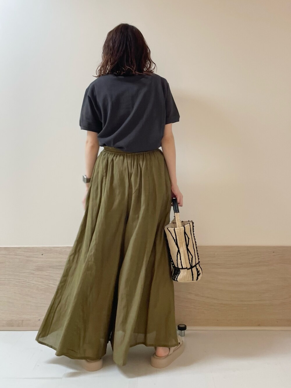 グレー系のTシャツ/カットソー、グリーン系のその他パンツを着用したレディースの春コーディネートの7枚目の写真