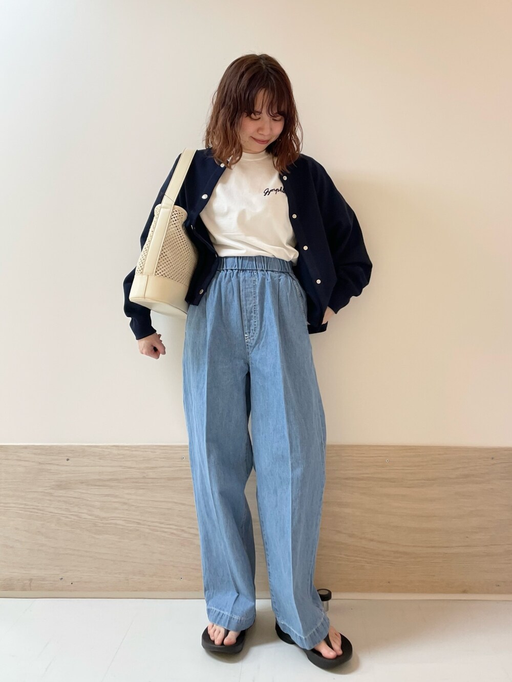 「URBAN RESEARCH DOORS、URBAN RESEARCH DOORS WOMENS、アーバンリサーチドアーズ、カーディガン、Tシャツ、デニム、イージーパンツ、カジュアルコーデ、大人カジュアル、春夏コーデ、お出かけコーデ、休日スタイル、シンプルコーデ、低身長、骨格ストレート」｜「FORK&SPOONのFORK&SPOON　綿麻デニムパンツ（デニムパンツ、ブルー系）」を使った、ホンダ マユさん（レディース・152cm）の春コーディネートの3枚目の写真