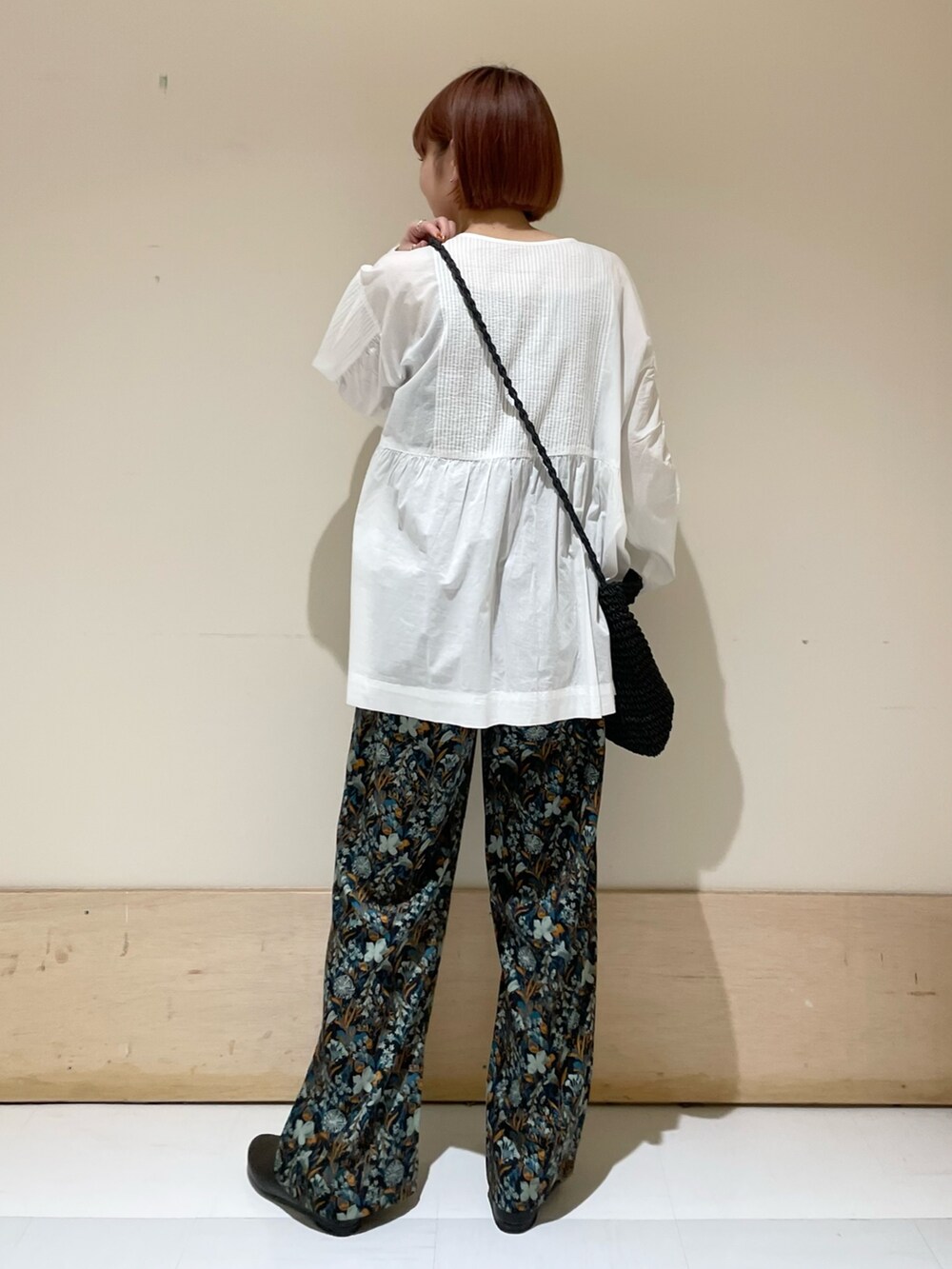 ホワイト系のTシャツ/カットソー、ブラック系のショルダーバッグ、ブルー系のその他パンツを着用したレディースの春コーディネートの7枚目の写真