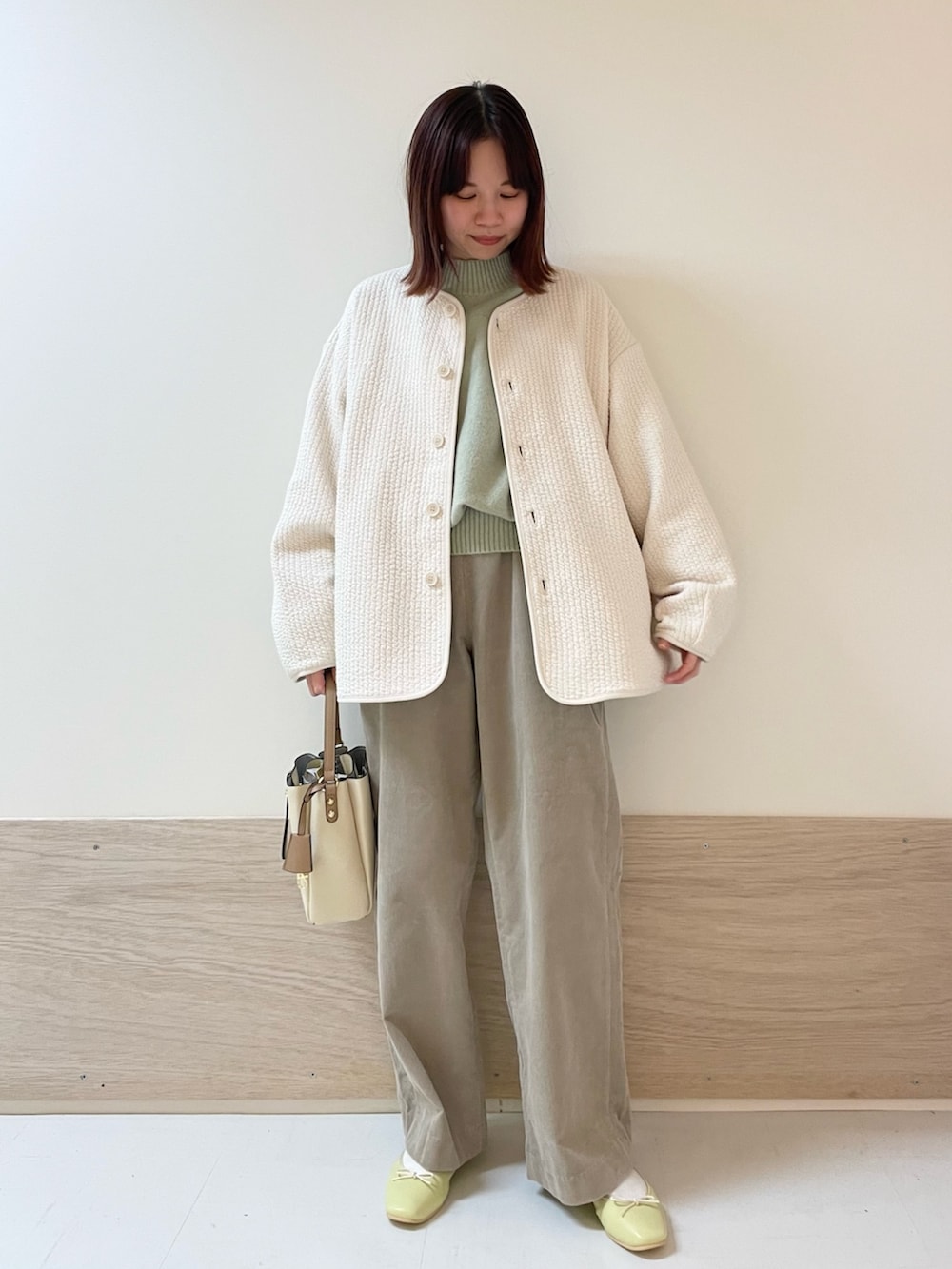 「URBAN RESEARCH DOORS、URBAN RESEARCH DOORS WOMENS、アーバンリサーチドアーズ、春アウター、淡色コーデ、春コーデ、休日スタイル、お出かけコーデ、カジュアル、大人カジュアル、春色、春服みてみて、低身長、骨格ストレート、きれいめカジュアル」｜「URBAN RESEARCH DOORSの『URTECH』コーデュロイイージーパンツ（その他パンツ、ベージュ系）」を使った、ホンダ マユさん（レディース・152cm）の冬コーディネートの3枚目の写真
