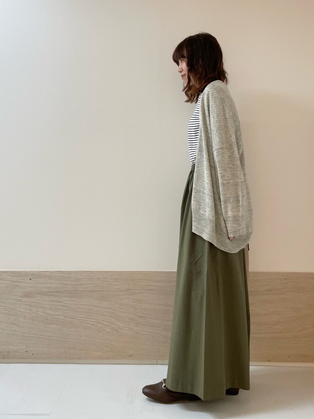 グレー系のカーディガン/ボレロ、グリーン系のその他パンツを着用したレディースの春コーディネートの5枚目の写真