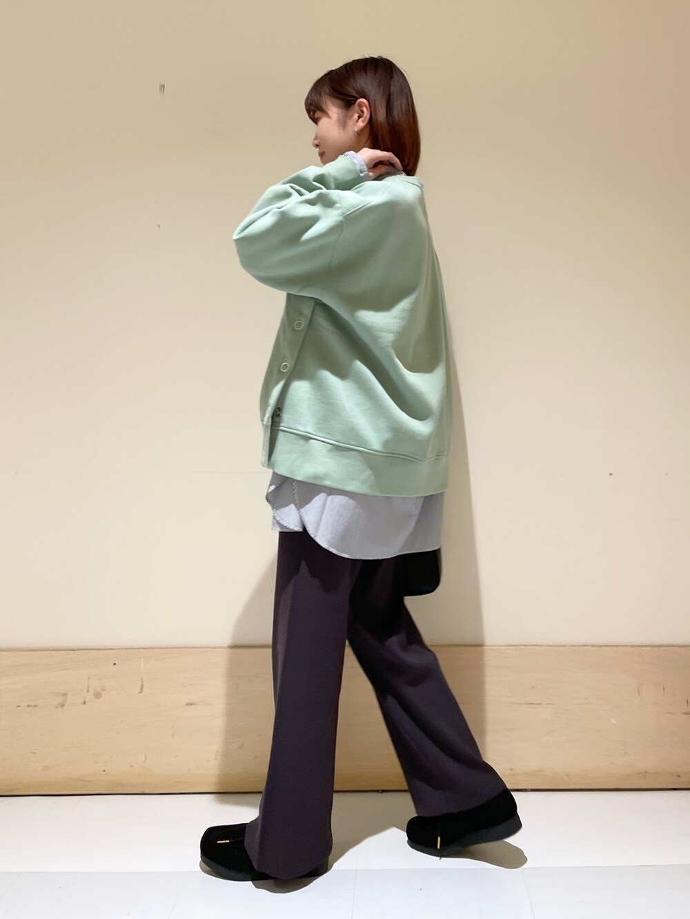 ブルー系のシャツ/ブラウス、グリーン系のスウェット、ブラック系のショルダーバッグを着用したレディースの冬コーディネートの4枚目の写真