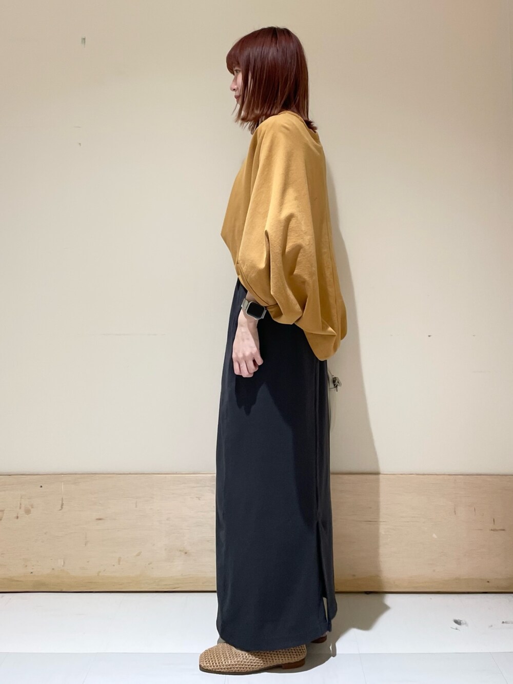 イエロー系のTシャツ/カットソー、ベージュ系のパンプス、グレー系のスカートを着用したレディースの春コーディネートの5枚目の写真
