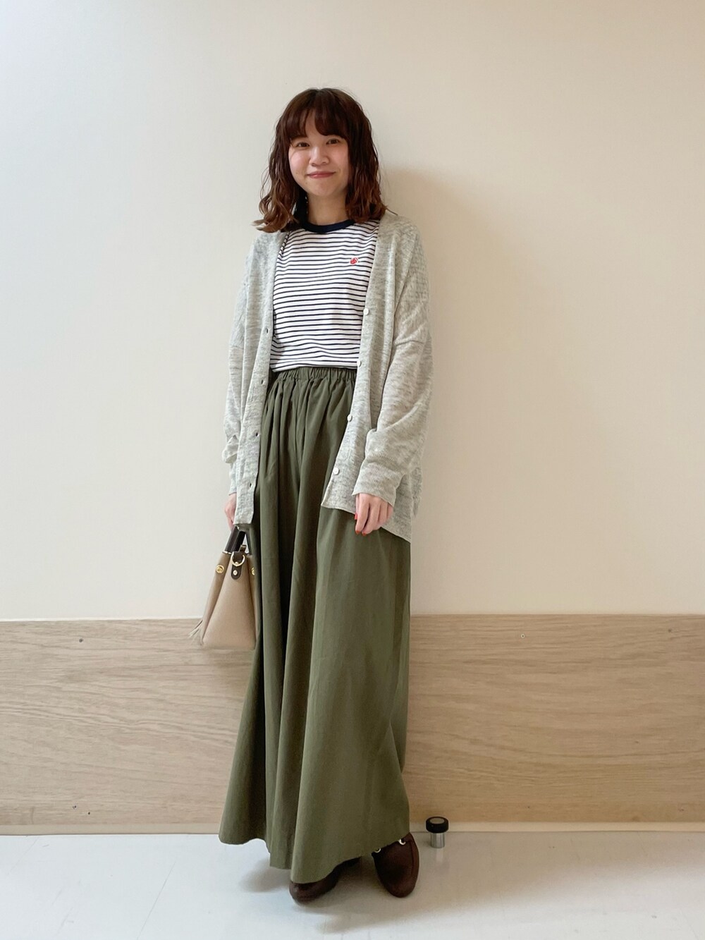 グレー系のカーディガン/ボレロ、グリーン系のその他パンツを着用したレディースの春コーディネートの3枚目の写真