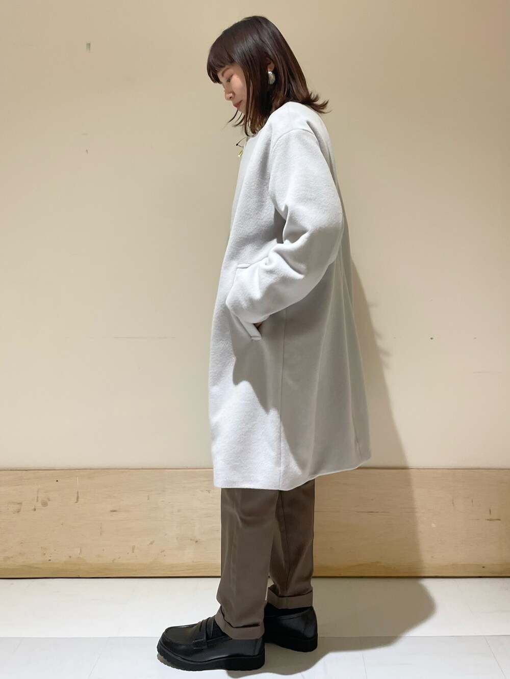 「URBAN RESEARCH DOORS、URBAN RESEARCH DOORS WOMENS、アーバンリサーチドアーズ、ミドル丈、ノーカラーコート、タートルネック、テーパードパンツ、イージーパンツ、冬コーデ、カジュアルコーデ、楽チンコーデ、パンツスタイル、ローファー、お出かけコーデ」｜「URBAN RESEARCH DOORSの裏起毛テーパードイージーパンツ（その他パンツ、ブラウン系）」を使った、ホンダ マユさん（レディース・152cm）の冬コーディネートの2枚目の写真