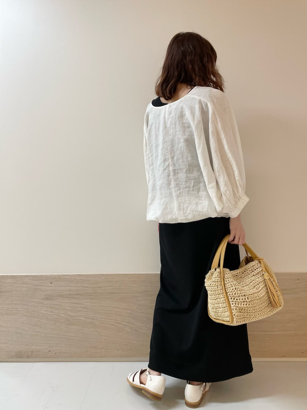 「URBAN RESEARCH DOORS、URBAN RESEARCH DOORS WOMENS、アーバンリサーチドアーズ、リネン、レイヤードスタイル、ワンピース、モノトーンコーデ、シンプルコーデ、大人カジュアル、春夏コーデ、お出かけコーデ、休日スタイル、低身長コーデ、骨格ストレート、グルカサンダル」｜「URBAN RESEARCH DOORSのリネンドロストドルマンブラウス（シャツ/ブラウス、ホワイト系）」を使った、ホンダ マユさん（レディース・152cm）の春コーディネートの7枚目の写真