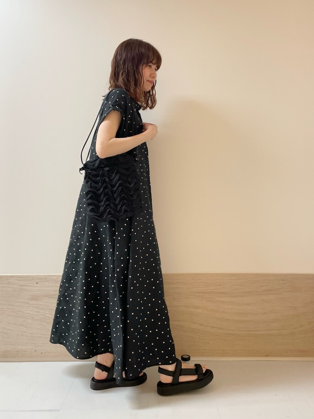 「URBAN RESEARCH DOORS、URBAN RESEARCH DOORS WOMENS、アーバンリサーチドアーズ、リネン、リネンワンピ、ドット柄、ドットワンピ、ワンピース、お出かけコーデ、休日スタイル、春夏コーデ、きれいめカジュアル、大人カジュアル、低身長コーデ、骨格ストレート」｜「URBAN RESEARCH DOORSのリネンドットフレアワンピース（ワンピース、ブラック系）」を使った、ホンダ マユさん（レディース・152cm）の春コーディネートの5枚目の写真