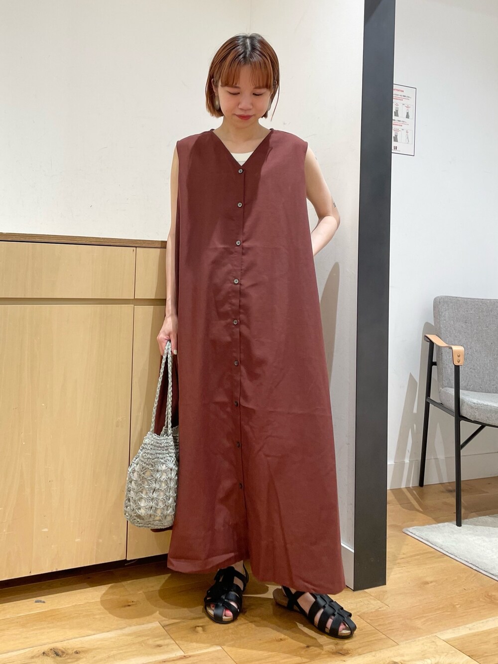 「URBAN RESEARCH DOORS、URBAN RESEARCH DOORS WOMENS、アーバンリサーチドアーズ、ワンピース、リネン、リネンワンピース、2wayワンピース、グルカサンダル、休日スタイル、春夏コーデ、お出かけコーデ、きれいめカジュアル、ロデスコ、シンプルコーデ、低身長」｜「RODE SKOのラフソールグルカサンダル（サンダル、ブラック系）」を使った、ホンダ マユさん（レディース・152cm）の夏コーディネートの2枚目の写真