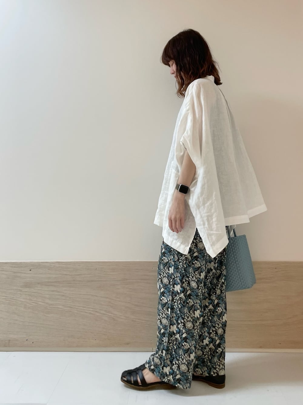 「URBAN RESEARCH DOORS、URBAN RESEARCH DOORS WOMENS、アーバンリサーチドアーズ、柄パンツ、花柄、花柄パンツ、イージーパンツ、きれいめカジュアル、春夏コーデ、お出かけコーデ、休日スタイル、シンプルコーデ、オトナカジュアル、低身長コーデ、骨格ストレート」｜「かぐれのリネンスクエアケープブラウス（シャツ/ブラウス、ホワイト系）」を使った、ホンダ マユさん（レディース・152cm）の春コーディネートの5枚目の写真