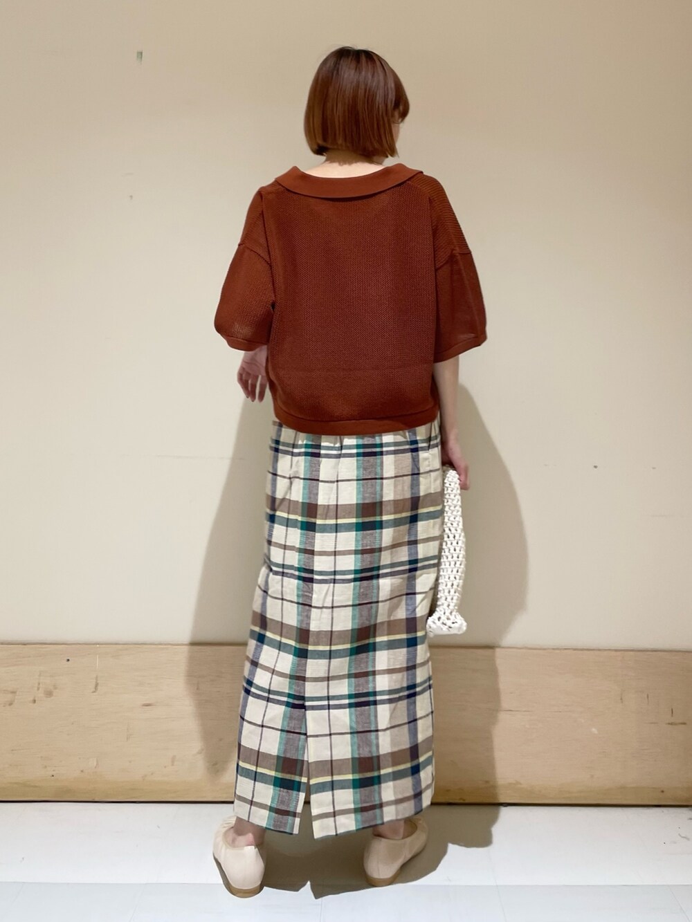 「URBAN RESEARCH DOORS、URBAN RESEARCH DOORS WOMENS、アーバンリサーチドアーズ、メッシュ、メッシュトップス、ショート丈トップス、チェック、チェックスカート、タイトスカート、お出かけコーデ日記、シンプルコーデ、春夏コーデ、初夏コーデ、休日スタイル、バレエシューズ」｜「FORK&SPOONのFORK&SPOON　クロップドメッシュトップス（ニット/セーター、オレンジ系）」を使った、ホンダ マユさん（レディース・152cm）の春コーディネートの5枚目の写真