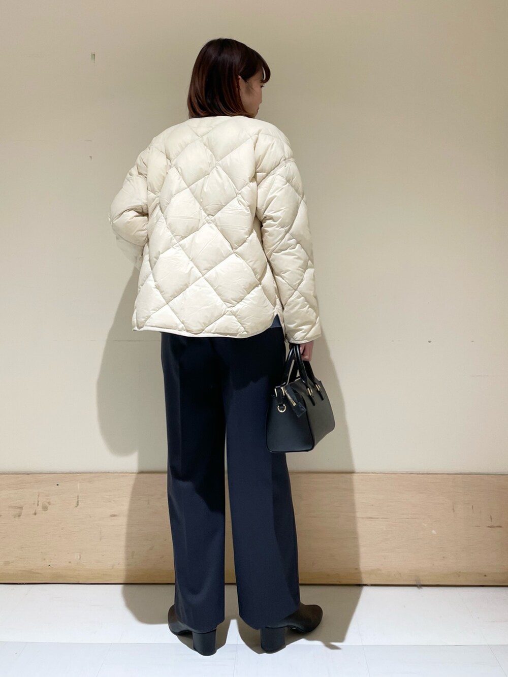 グレー系のその他パンツ、ホワイト系のダウンジャケット/コート、ホワイト系のシャツ/ブラウスを着用したレディースの冬コーディネートの6枚目の写真