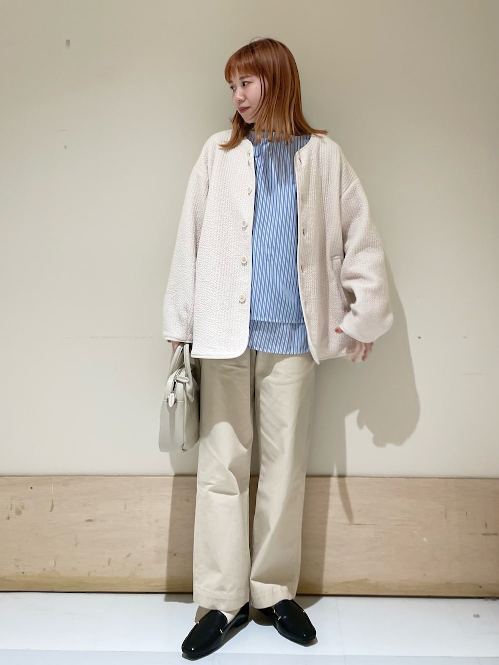 「URBAN RESEARCH DOORS、URBAN RESEARCH DOORS WOMENS、アーバンリサーチドアーズ、ストライプシャツ、ストライプ、レイヤードスタイル、チノパン、キルトジャケット、春アウター、ローファー、春コーデ、お出かけコーデ、大人コーデ、ゆったりコーデ、低身長コーデ」｜「URBAN RESEARCH DOORSのハイウエストチノパンツ（チノパンツ、ベージュ系）」を使った、ホンダ マユさん（レディース・152cm）の春コーディネートの5枚目の写真