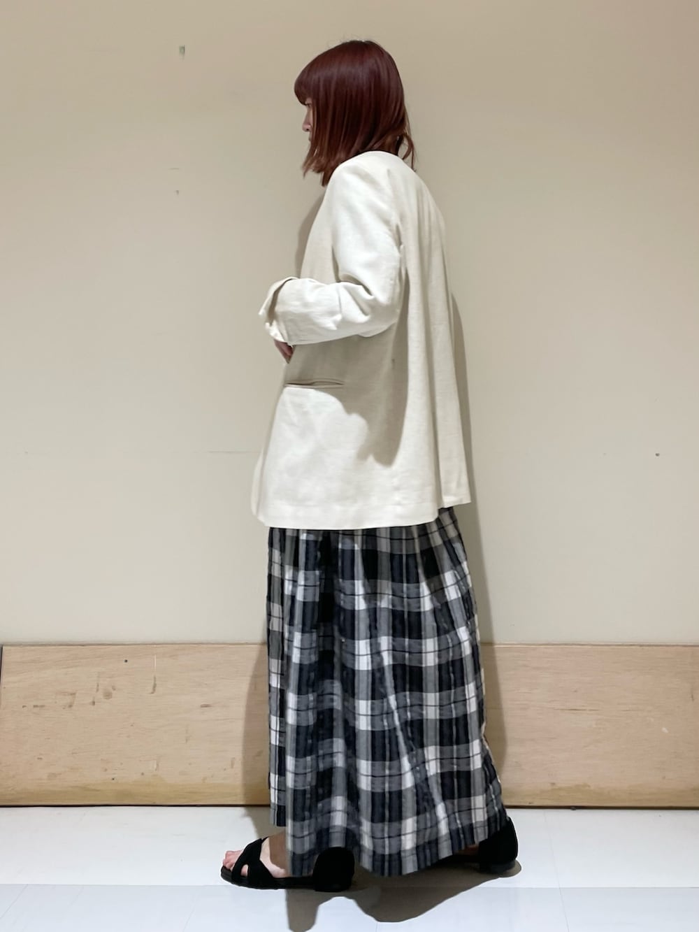 「URBAN RESEARCH DOORS、URBAN RESEARCH DOORS WOMENS、アーバンリサーチドアーズ、いまどきジャケット写真、オフィスカジュアル、ベージュ、シンプルコーデ、ロゴスウェット、ビッグシルエット、休日スタイル、ロングスカート、お出かけコーデ、休日コーデ、チェックスカート、低身長コーデ」｜「URBAN RESEARCH DOORSの2WAYスクエアショルダーミニバッグ（ショルダーバッグ、ブルー系）」を使った、ホンダ マユさん（レディース・152cm）の春コーディネートの5枚目の写真