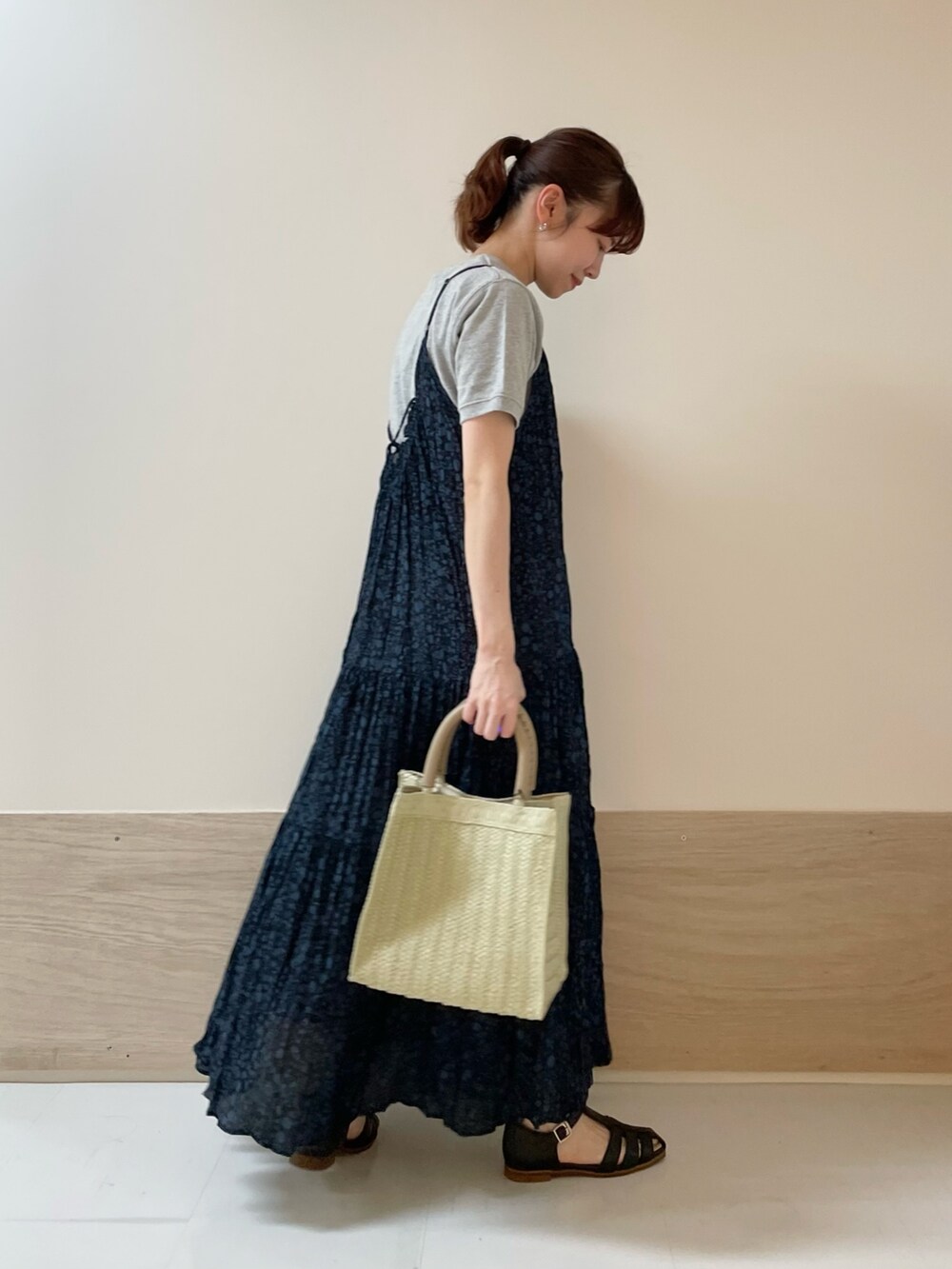 「URBAN RESEARCH DOORS、URBAN RESEARCH DOORS WOMENS、アーバンリサーチドアーズ、fork&spoon、キャミワンピ、花柄、花柄ワンピース、レイヤードスタイル、春夏コーデ、お出かけコーデ、休日スタイル、きれいめカジュアル、大人カジュアル、低身長コーデ、骨格ストレート」｜「FORK&SPOONのFORK&SPOON　ヘビーウェイト天竺ショートスリーブTシャツ（Tシャツ/カットソー、グレー系）」を使った、ホンダ マユさん（レディース・152cm）の春コーディネートの7枚目の写真