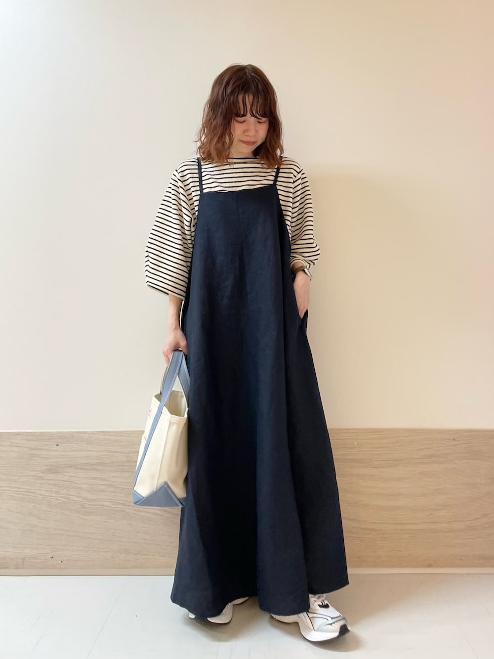 ホワイト系のTシャツ/カットソー、ブルー系のワンピースを着用したレディースの春コーディネートの2枚目の写真