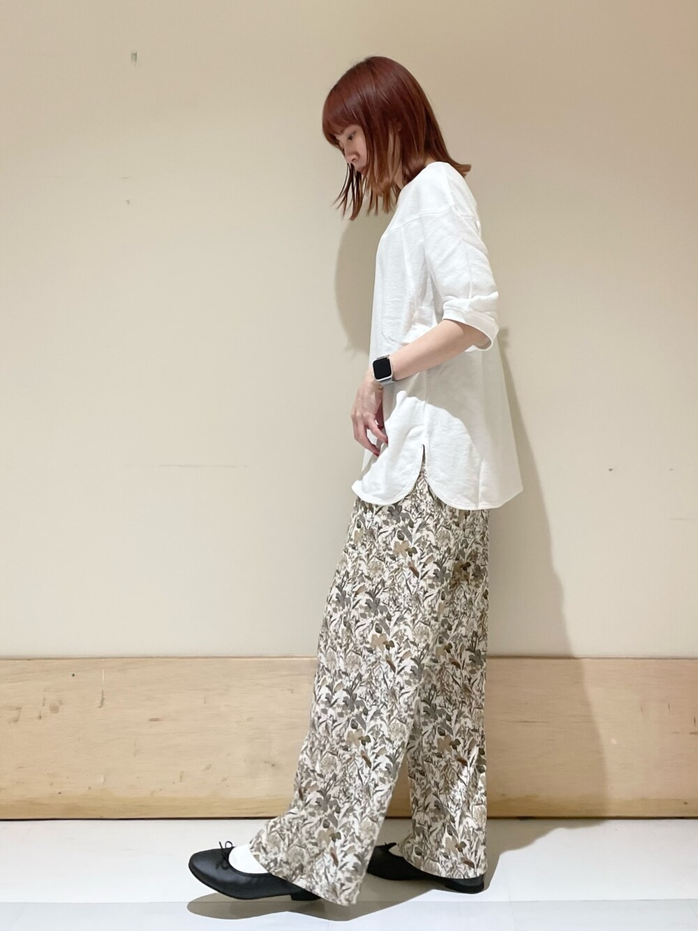 ホワイト系のTシャツ/カットソー、ホワイト系のその他パンツ、ブラック系のバレエシューズを着用したレディースの春コーディネートの3枚目の写真