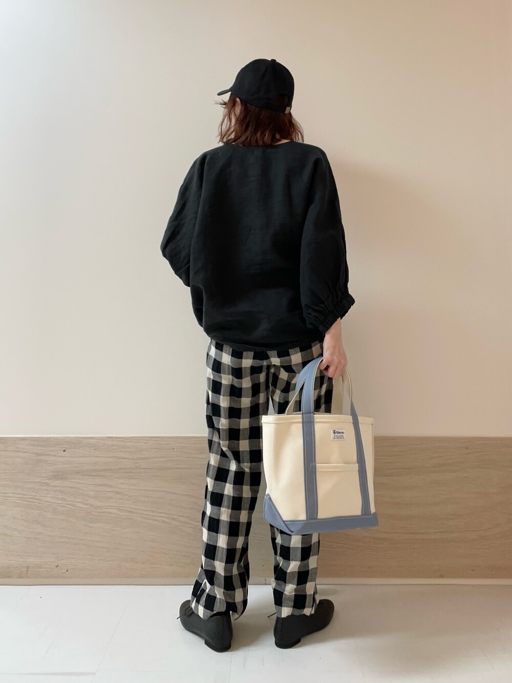 ブラック系のその他パンツ、ブラック系のその他シューズ、ブラック系のシャツ/ブラウスを着用したレディースの春コーディネートの7枚目の写真