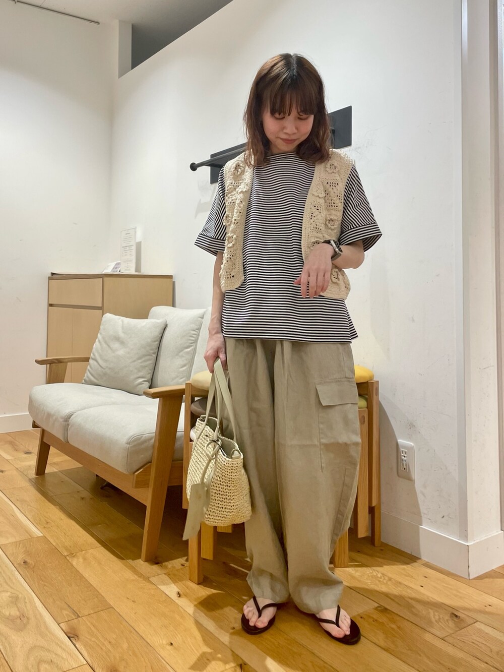 「URBAN RESEARCH DOORS、URBAN RESEARCH DOORS WOMENS、アーバンリサーチドアーズ、ニットベスト、ボーダー、レイヤードスタイル、きれいめカジュアル、夏だ！Tシャツ着よう！、カジュアルコーデ、お出かけコーデ、休日スタイル、夏コーデ、大人カジュアル、低身長コーデ、骨格ストレート」｜「URBAN RESEARCH DOORSの『別注』KHWOPA×DOORS　VEST（ベスト、ホワイト系）」を使った、ホンダ マユさん（レディース・152cm）の夏コーディネートの3枚目の写真
