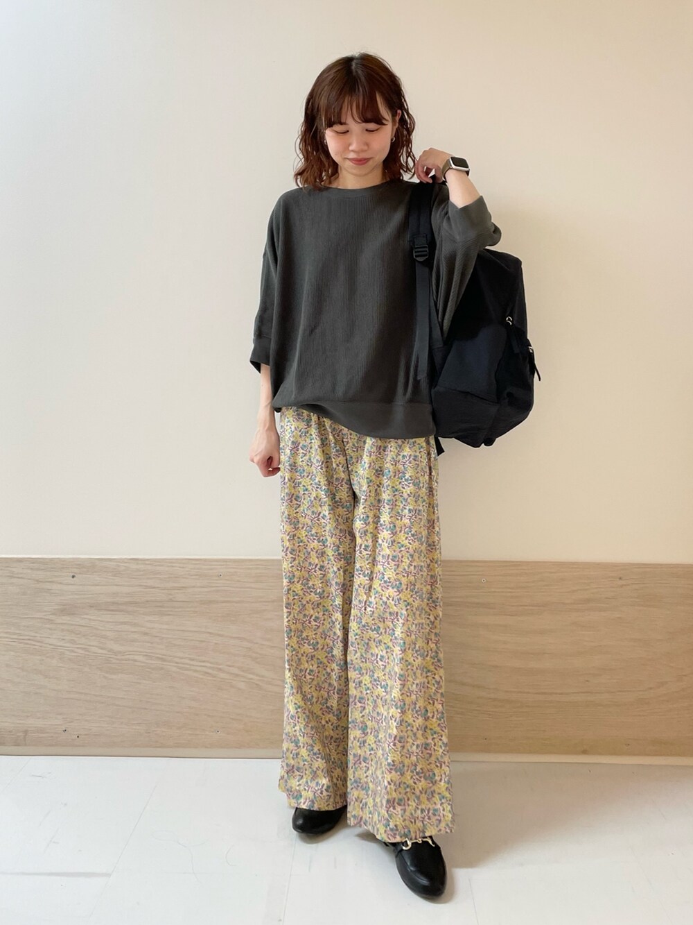 「URBAN RESEARCH DOORS、URBAN RESEARCH DOORS WOMENS、アーバンリサーチドアーズ、かぐれ、リバティ、イージーパンツ、春夏コーデ、きれいめカジュアル、お出かけコーデ、休日スタイル、低身長、低身長コーデ、骨格ストレート、シンプルコーデ、楽チンコーデ」｜「URBAN RESEARCH DOORSのウォッシャブルマルチ収納リュック（バックパック/リュック、ブラック系）」を使った、ホンダ マユさん（レディース・152cm）の春コーディネートの3枚目の写真