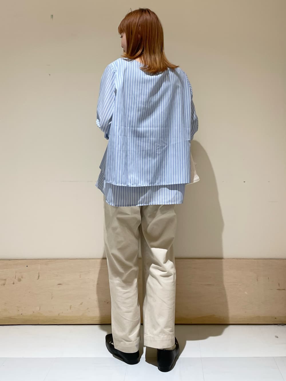 「URBAN RESEARCH DOORS、URBAN RESEARCH DOORS WOMENS、アーバンリサーチドアーズ、ストライプシャツ、ストライプ、レイヤードスタイル、チノパン、キルトジャケット、春アウター、ローファー、春コーデ、お出かけコーデ、大人コーデ、ゆったりコーデ、低身長コーデ」｜「URBAN RESEARCH DOORSのハイウエストチノパンツ（チノパンツ、ベージュ系）」を使った、ホンダ マユさん（レディース・152cm）の春コーディネートの4枚目の写真