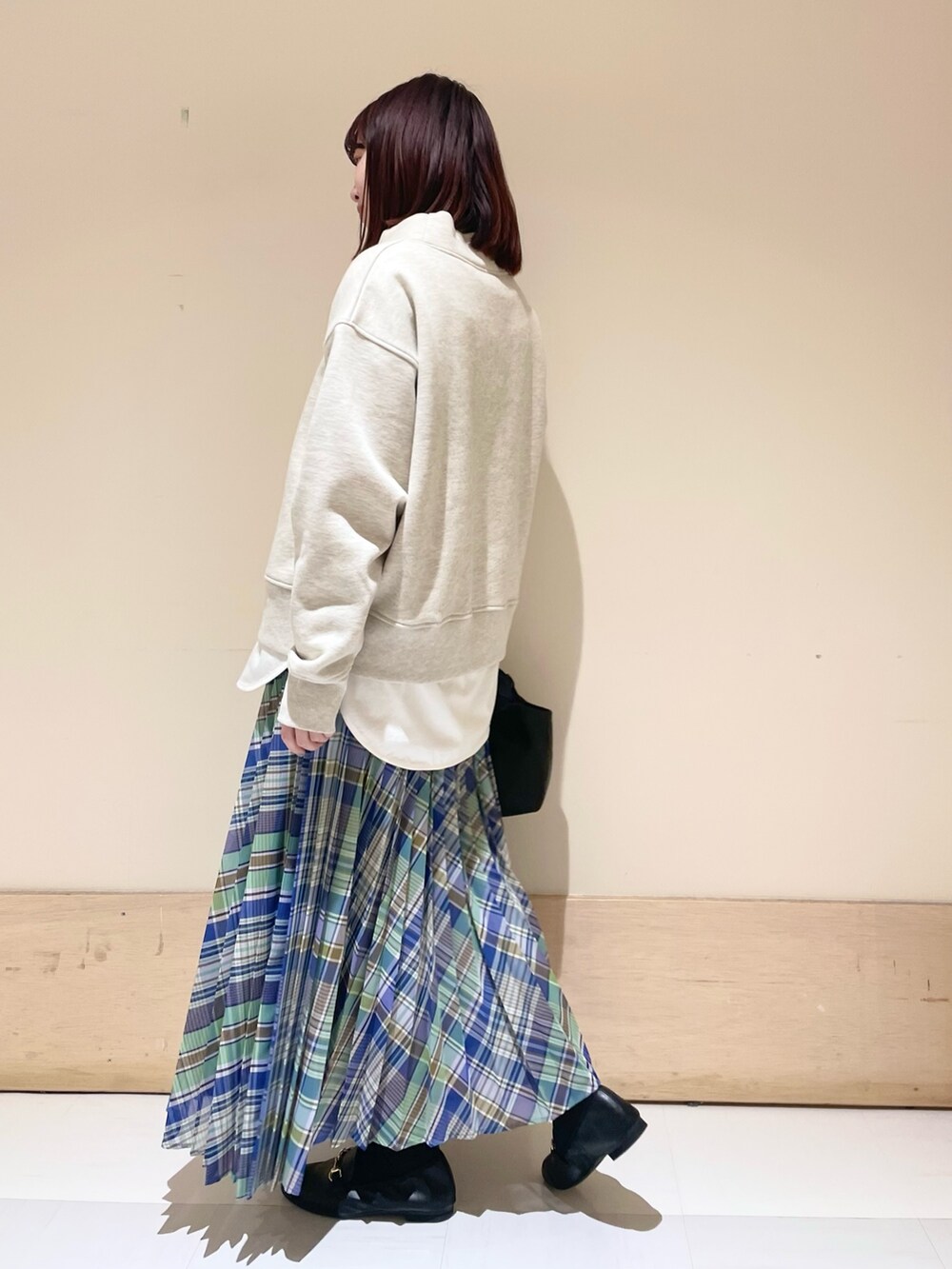 グリーン系のスカート、グレー系のTシャツ/カットソー、ホワイト系のTシャツ/カットソーを着用したレディースの冬コーディネートの5枚目の写真