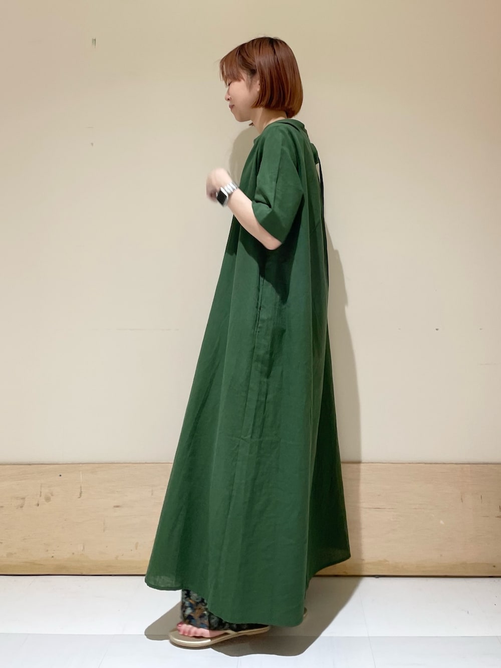 グリーン系のワンピース、ブルー系のその他パンツ、ゴールド系のサンダルを着用したレディースの春コーディネートの4枚目の写真