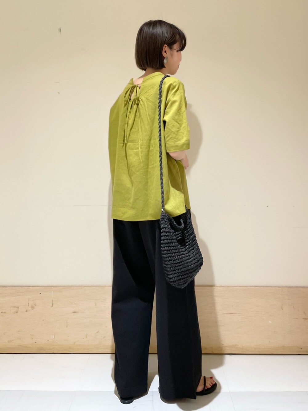 イエロー系のシャツ/ブラウス、ブラック系のその他パンツ、ブラック系のショルダーバッグを着用したレディースの夏コーディネートの6枚目の写真