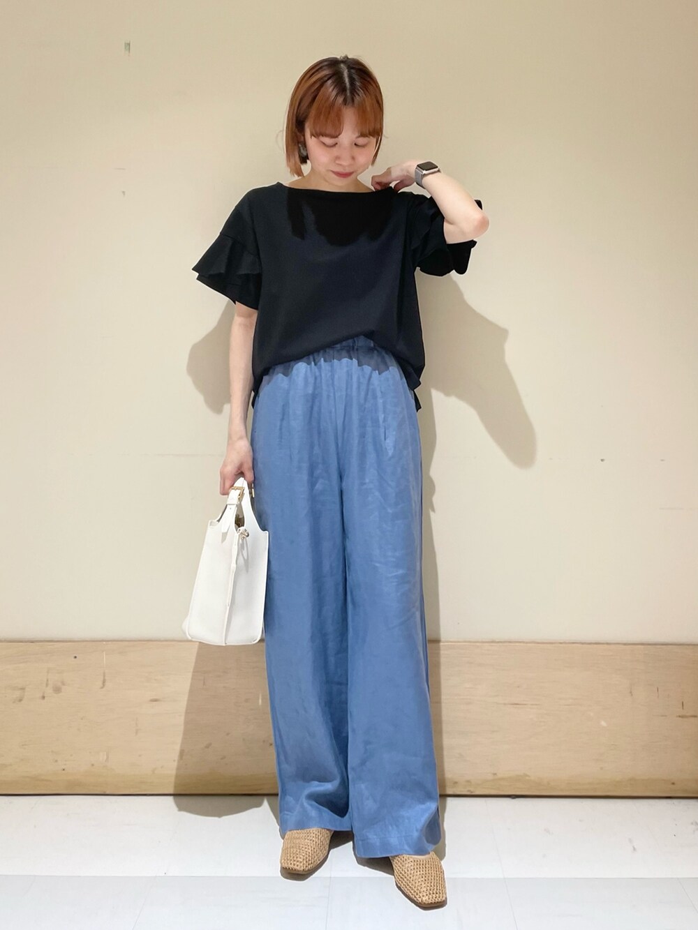 ブラック系のTシャツ/カットソー、ホワイト系のトートバッグ、ブルー系のその他パンツを着用したレディースの春コーディネートの2枚目の写真