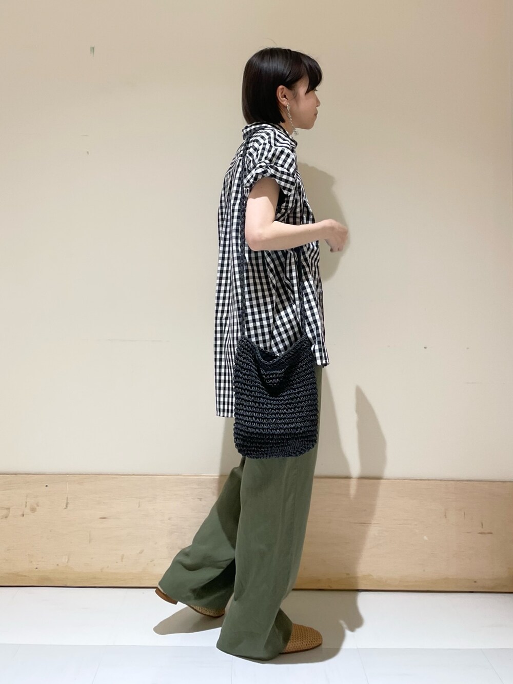 ブラック系のショルダーバッグ、ベージュ系のバレエシューズ、グリーン系のその他パンツを着用したレディースの夏コーディネートの6枚目の写真