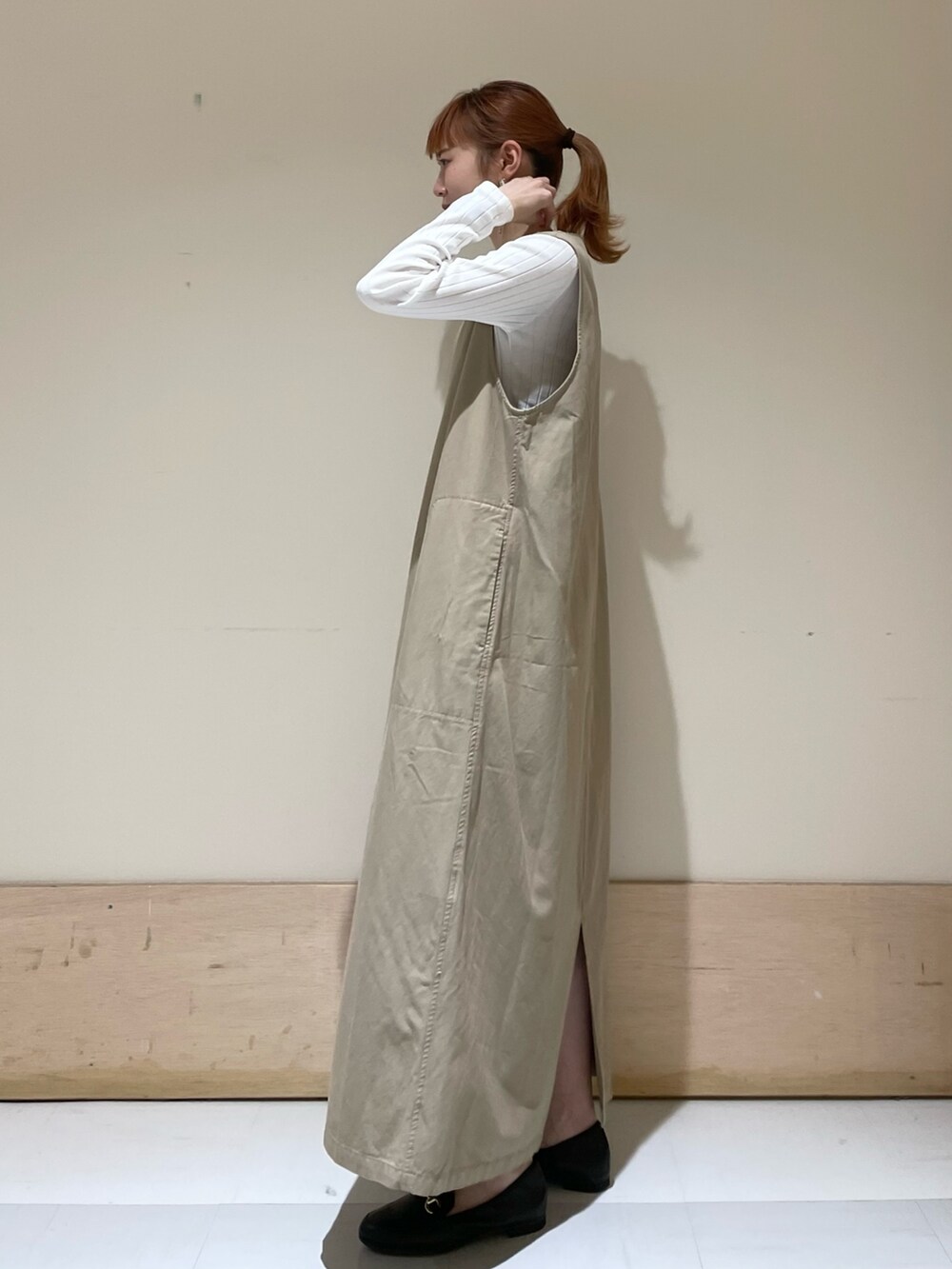 ベージュ系のワンピース、ホワイト系のTシャツ/カットソー、ブラック系のローファーを着用したレディースの春コーディネートの3枚目の写真