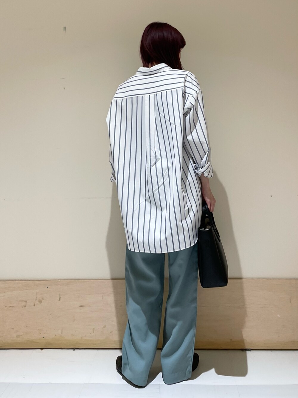 グリーン系のその他パンツ、ブルー系のTシャツ/カットソー、ブラック系のトートバッグを着用したレディースの春コーディネートの7枚目の写真