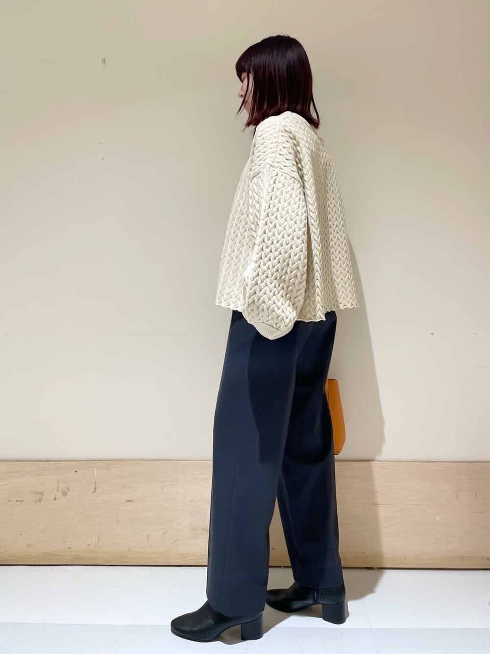 ベージュ系のニット/セーター、グレー系のその他パンツを着用したレディースの冬コーディネートの4枚目の写真