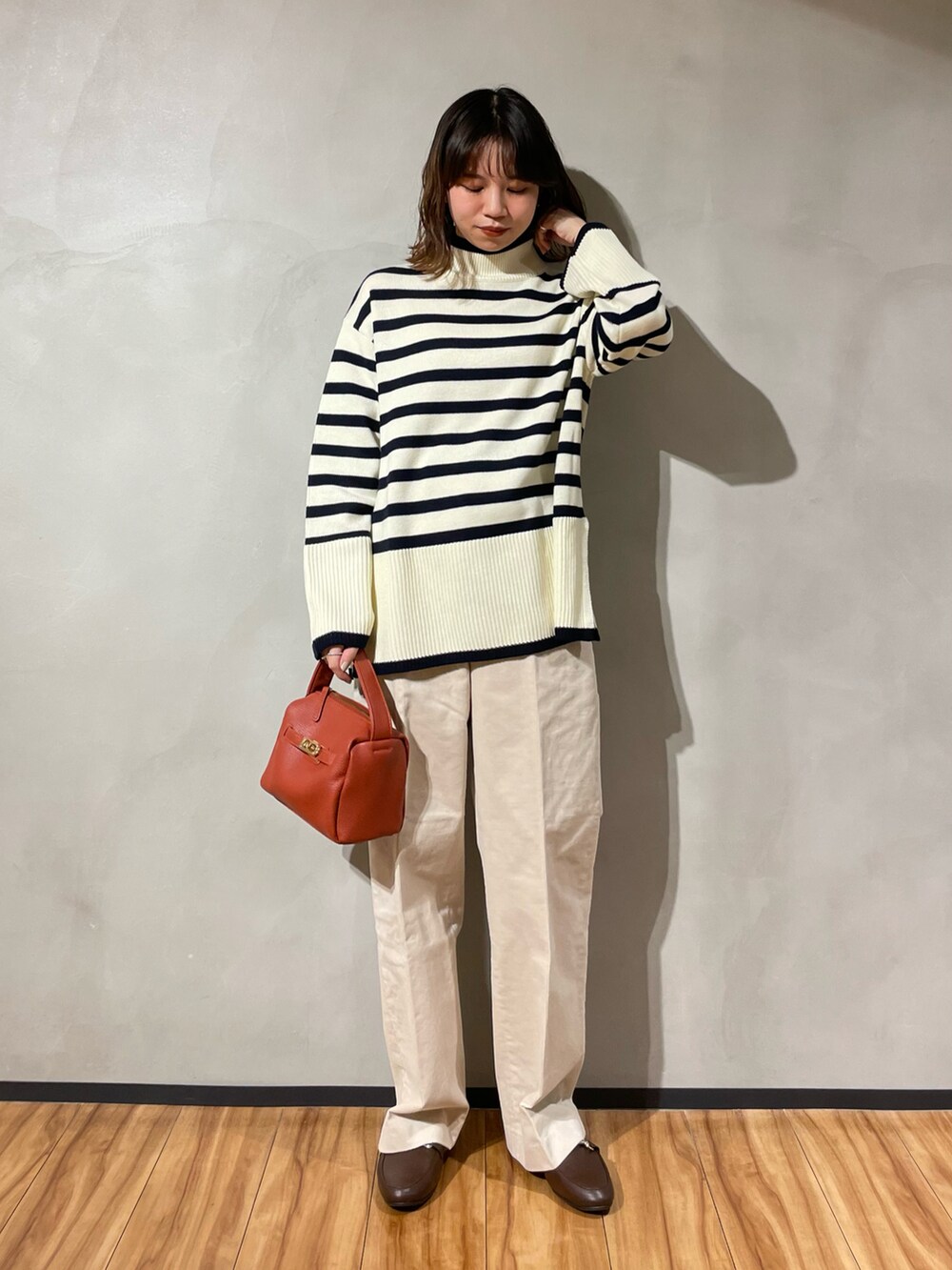 「URBAN RESEARCH DOORS、URBAN RESEARCH、URBAN RESEARCH DOORS WOMENS、アーバンリサーチドアーズ、FORK&SPOON、ボーダー、ボーダーニット、コーデュロイ、コーデュロイパンツ、楽チン、低身長、あったかコーデ、152cm、152cmコーデ」｜「URBAN RESEARCH DOORSのコーデュロイストレートトラウザー（その他パンツ、ホワイト系）」を使った、ホンダ マユさん（レディース・152cm）の秋コーディネートの2枚目の写真