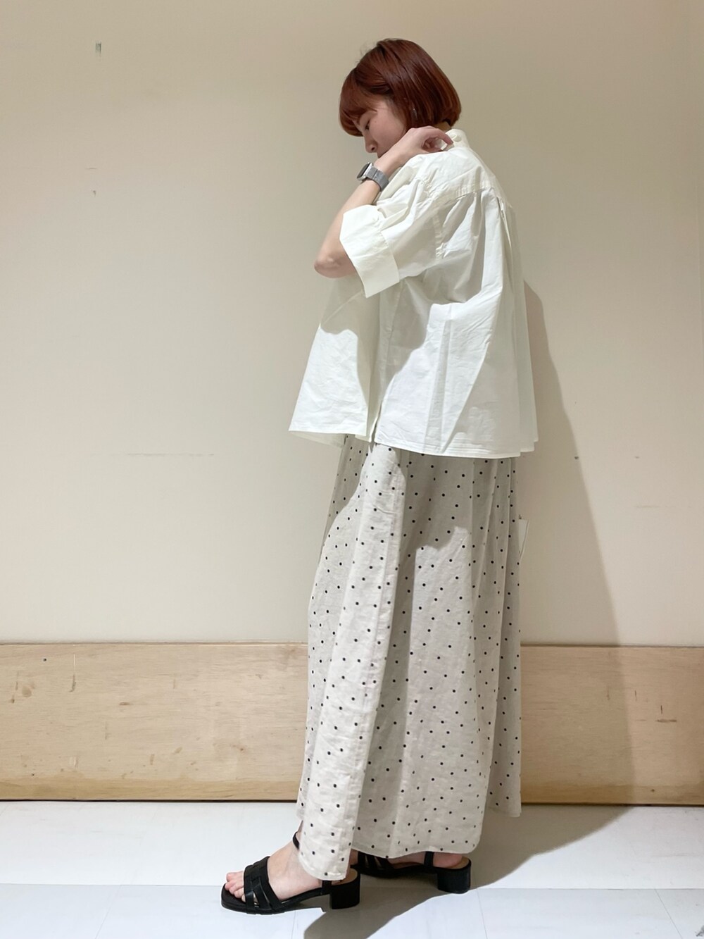 ベージュ系のワンピース、ホワイト系のトートバッグ、ホワイト系のシャツ/ブラウスを着用したレディースの春コーディネートの4枚目の写真